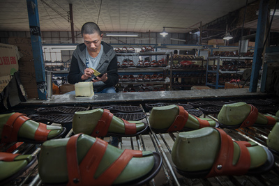 东莞制造业困境:15美元的鞋子赚不到1元人民币?